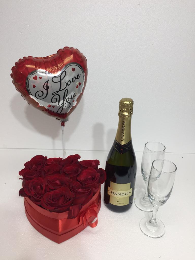 12 Rosas en Caja Corazn, Champagne Chandon 750 cc, 2 Copas y Globito